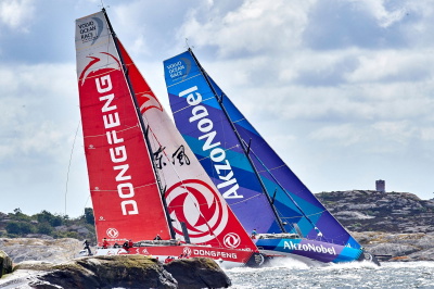 Derive che girano una boa di percorso durante una regata agonistica